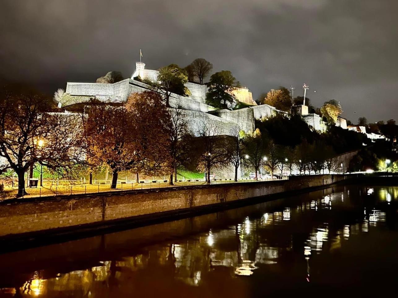 Vila Pieds Dans L'Eau Private Wellness Bordure De Meuse Lustin Exteriér fotografie