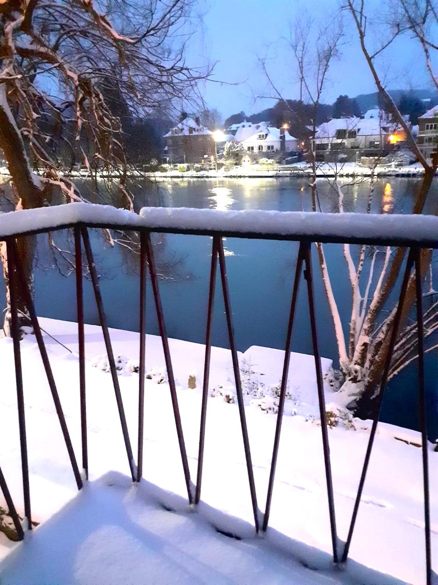 Vila Pieds Dans L'Eau Private Wellness Bordure De Meuse Lustin Exteriér fotografie